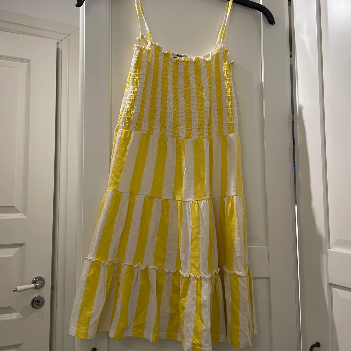 Gul randig klänning