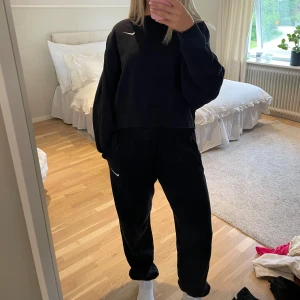 Mjukis-set - Mjukisbyxor + sweatshirt från Nike. Byxorna har pressveck på framsidan. 