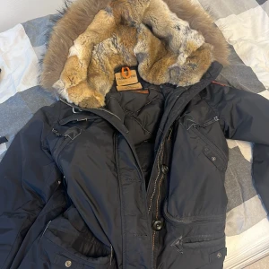 Parajumper vinterjacka - Väldigt fin jacka, använt endast 1 vinter. Köpt från en tjej, kvitto finns.  Storlek xl men passar väldigt bra för L. Pris kan diskuteras. Vill bli av med den tar för mycket plats på garderoben.