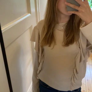 Söt volangblus  - Så söt beige volangblus från H&M. Passar till alla tillfällen! 💖