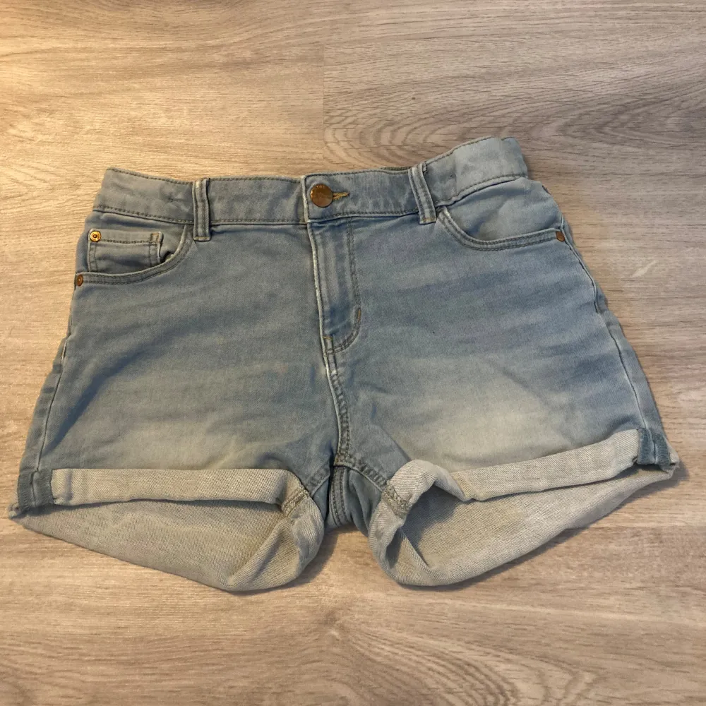 Jeans shorts i ett jätte bra skick🛍️ Inga defekter💞 Skriv till mig för mer information📦. Shorts.