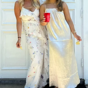 KLÄNNING TILL VÄNSTER - säljer denna SUPERFINA klänningen (vänster) strl 34. 550kr🩷