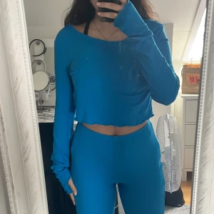 Set - Säljer detta blå pyjamas settet från Shein. Använd 4-5 gånger så i gott skick. Säljer pga att jag ej använder längre. Nypris 189kr mitt pris 80kr. Köparen står för frakten. Storlek M men kan passa S också skulle jag gissa.