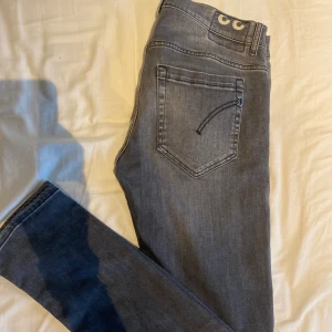 Dondup George - Trendiga jeans. Dondup’s i modellen George. Skön passform och snygga inför sommaren och hösten. Storleken är 33 men sitter som 30-31.