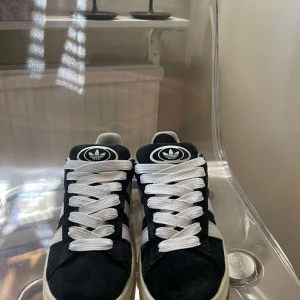 Campus 00 - Tja! Säljer ett par addidas campus 00 i storlek 41 och 2/3, skorna är i skick 10/10 den enda deffekten ör att jag tyvärr ej har lådan då den gick sönder genom frakten.