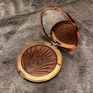 Highlighter - Highlighter som är oanvänd  Skriv till mig vid frågor så svarar jag så snabbt jag kan! 💞☺️