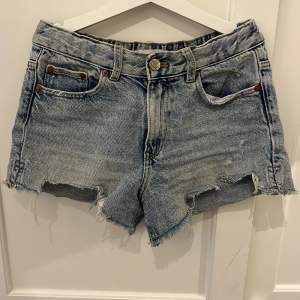 Super fina shorts från zara i storlek xs tror jag. Om ni vill veta midjemåttet så kan ni kontakta. De har andvänds mycket men nu är de för små så att jag säljer de. Pris går att diskutera❤️