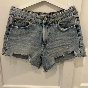 Jeans shorts - Super fina shorts från zara i storlek xs tror jag. Om ni vill veta midjemåttet så kan ni kontakta. De har andvänds mycket men nu är de för små så att jag säljer de. Pris går att diskutera❤️