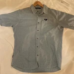 Haglöfs blå/gul oversized skjorta - Cool blå och gul rutig Haglöfs skjorta. Har enbart använts ett fåtal gånger. 