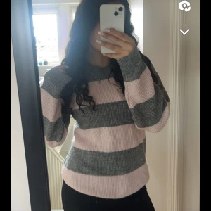 Stickad tröja - Säljer en helt oanvänd stickad tröja i strl xs. Skriv priv vid intresse eller funderingar💙