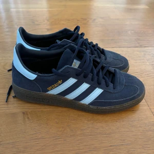 Adidas Spezial - Säljer dessa trendiga adidas sneakers. Har inte kommit till användning så mycket så de är i jättefint skick! Storleken är 38 2/3 men skulle säga att de passar både 38 och 39. Skriv för fler bilder🥰
