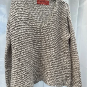 Beige stickad tröja - Super fin beige stickad tröja i stolek S. Köpt i Norge för ett tag sen, vet inte märket😊