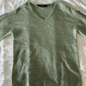 Grön stickad tröja  - Säljer den här jättesköna stickade tröjan från veromoda, jättefin i storlek S😍