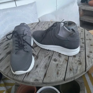 Sneakers från Jim Rickey Stl 42 - Sneakers från Jim Rickey knappt använda  Modell Cloud Runner Stl 42  Vid frågor vänligen kontakta mig och kan även samfraktas ihop med andra köp 