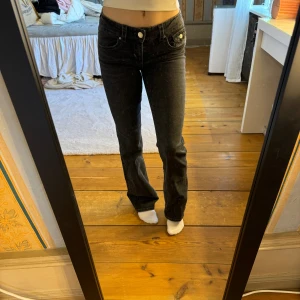 Jeans från Gina Tricot  - Snygga jeans från Gina Young i storlek 164, passar mig som är 165cm lång och brukar ha storlek XS/32❤️ 