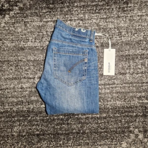 Dondup Jeans  - Tjena! Säljer ett par riktigt schyssta dondup jeans i modellen George. Skicket på jeansen är 9.5/10. Har du några frågor eller funderingar så hör av dig // IC_RESELL 