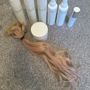 Hairtalk - Säljer mitt hairtalk tejp löshår, 50cm långt i blond färg.  ( 4 paket ) Använd 1 månad så är i nyskick.  Jag tröttnade på löshår så därför jag säljer det.  Nypris är 10.000kr  Det ingår såklart hairtalk produkter som passar till löshåret. 