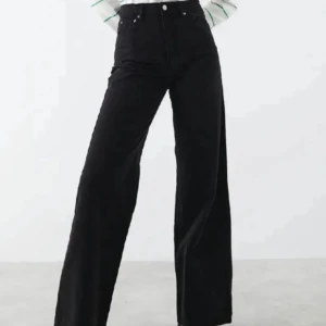 Svarta vida jeans - Nästan helt oanvänd(enbart använd två gång)