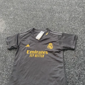Real Madrid tröja  - En oanvänd tröja från real Madrid köpt på adidas tror jag. Passar liten small och stor xs.