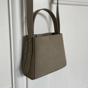 Väska - Säljer denna superfina väskan från Gina Tricot. Använd endast ett fåtal gånger och är perfekt inför sommaren!💗