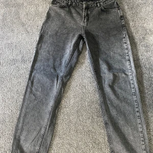 Grunt jeans  - Ett par Grunt byxor i fint skick 9/10 skulle jag säga storleken är 28 och dem sitter bra på mig som är 172 men man skulle kunna va lite längre och lite kortare också och de hade funkat fint😁