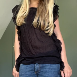 Svart blus -  Svart blus med dubbelvikande på sidorna. Blusen är i perfekt sick och det finns inga defekter. Köpt på sellpy för 600kr och den var i nysick med prislappen kvar. Dock har jag bara använt den 1 gång och därmed så jag säljer den. Märket är Hunkydory❤️❤️