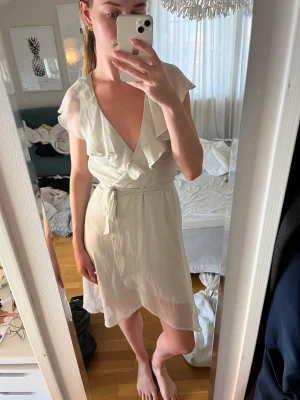 Ljusgrå klänning - Ljusgrå klänning från Nelly! Använd 1 gång. Mycket bra skick!