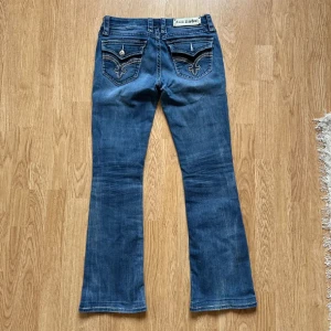 Rock Revival jeans - Lågmidjade jeans från Rock Revival<3 storlek 29 men passar medium! Utsvängd modell, fett snygga men tyvärr för korta på mig :((