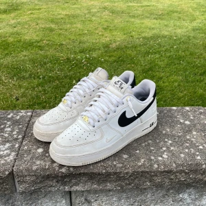 Air Force 1 - Säljer mina Air Forces som är i bra skick och passar året om.  Skorna är sparsamt använda. Vill få ut dem ur garderoben och därför det fina priset. Nypris ca 1600. Var inte rädda att kontakta vid minsta fråga. Priset är inte hugget i sten.