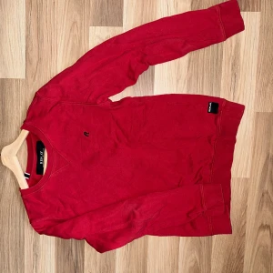 Crewneck  - Replay crewneck Nyskick storlek  S men passar även M Köpt på jhonells för 1200 Pris går att diskuteras vid snabb affär