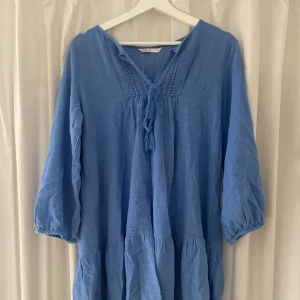 Klänning - Luftig sommar klänning med knytning och broderi❤️❤️