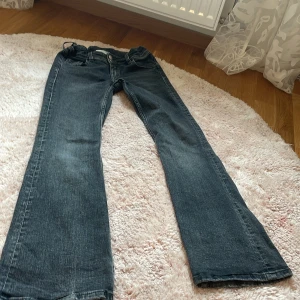 Bootcut jeans stolek 146 - Stolek 146 bra skick säljs på grund av att de är för små. 