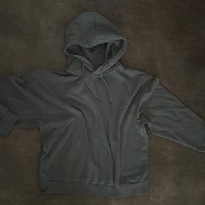 Ljusblå hoddie  - Skön och fin hoddie!! Så mjuk och fluffig inuti! Så himla fin färg passar till det mesta. Med en stor och skön luva