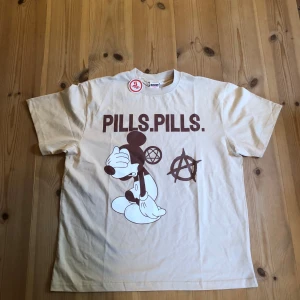 Sicko Sickö tröja T-shirt  - Helt ny.  Storlek M, 70cm lång, 55cm bred Äkta  Trycket är röt bara lite dåligt ljus på bilderna