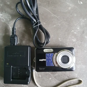 Digital kamera - Bra skick, har liten spricka på plasten och märke på undersidan men inget som påverkar funktionen