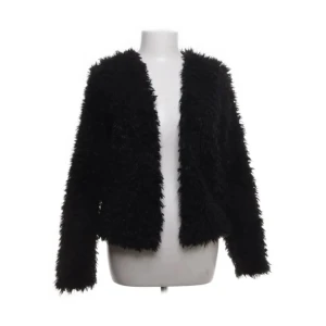 Fluffig jacka gina  - En svart fluffig jacka ifrån Gina, nästan aldrig använd, Storlek S Skriv vid intresse och egna bilder 🖤