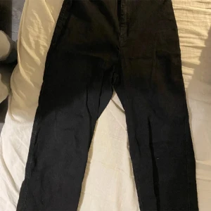 Jeans - Vida jeans, från hm. Gamla, använda några gånger men fint skick. Osäker på nypris, hör av dig vid frågor eller intresse, pris kan diskuteras💗💗
