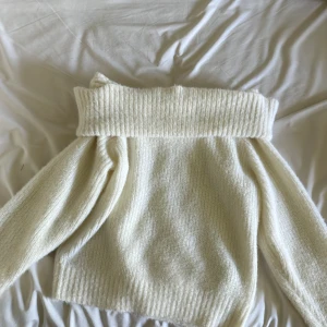 En oroligt stretchig offshoulder tröja. - En off shoulder tröja ifrån hm divided i storlek xs men passar säkert lite större storlekar också.  Den är använd typ 2 gånger men inte mer. Den är stickad och man kan välja hur mycket offshoulder man vill ha eftersom att den delen inte är fast sydd.