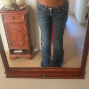 True religion jeans - Jag säljer byxorna lite billigt efter som de är trasiga nere vid foten men i mitt fall så blev de bara mer bootcut för orginellt skulle jag säga att de va straight men man kan alltid sy om man hellre vill ha de straight