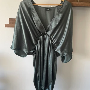 Satin klänning - Grön skimmrig. Storlek 36 💚