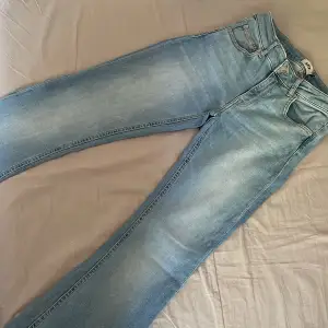 Blåa low waist bootcut jeans som är snygga och bekväma, i helt ny skick!💙