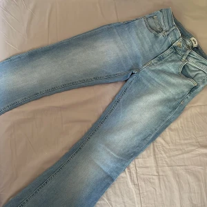Snygga jeans!💙 Bekväm och helt ny! - Blåa low waist bootcut jeans som är snygga och bekväma, i helt ny skick!💙