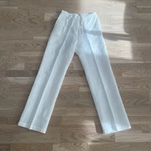 mòyy atolye linnebyxor - Linnebyxor med knapp och knytning. Brodyrdetalj på vardera ficka. Använd 1-2 gånger, nyskick. Passar XXXS-XS.  Köptes i mòyys egna butik utomlands för ca 1 000 SEK.