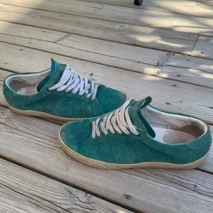 Saint Laurent skor - Skorna är i okej skick inga defekter, det änds är stt snörerna är smutsiga. Skriv för  frågor eller bilder. 