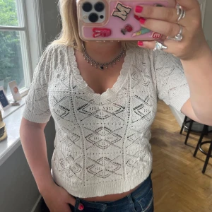 Söt topp - Säljer denna super söta stickade toppen! Skriv vid intresse eller frågor!