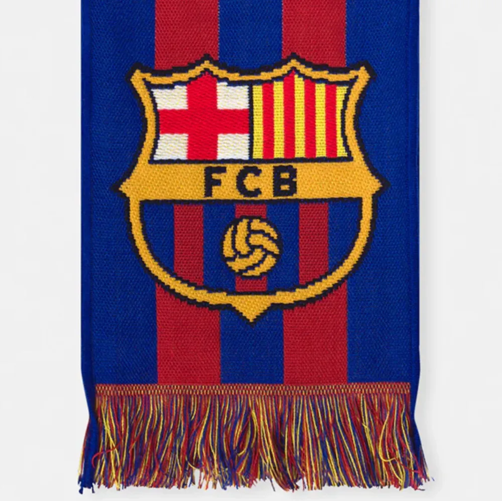 FCB halsduk köpt från FC Barcelona shoppen. Den är inte använd då den endast använts som prydnad. Sport & träning.