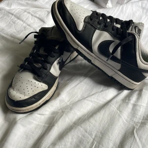 Nike Panda Dunk  - Har haft dem i ungefär ett år, finns tecken på användning på tungan inte mycket annars. Nypris 2500. Skriv för bättre bild de ser grå ut på bilden men är igentligen vita 
