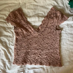 Rosa spetstopp - Jättesöt topp i spets, fint skick, strl M, skriv för fler bilder/mått!