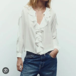 Zara blus - Populär och slutsåld💞Använt fåtal gånger, i mycket bra skick, förutom en liten liten fläck som man kan se på bild nummer två.  Fri frakt vid köp idag, 28 Juni