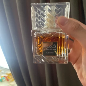 Khamrah lattafa  - Testsprayat ett par gånger i princip helt full